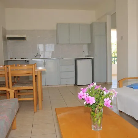 Debbiexenia Aparthotel