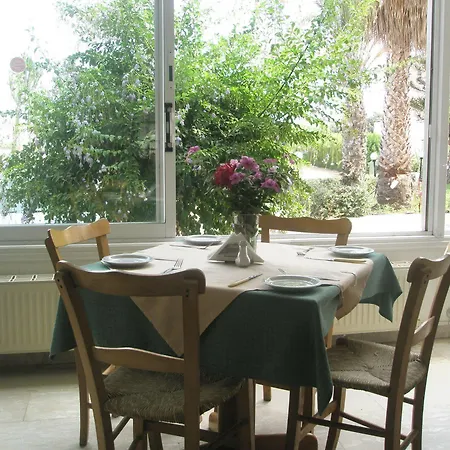 Debbiexenia Aparthotel