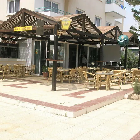 Debbiexenia Aparthotel